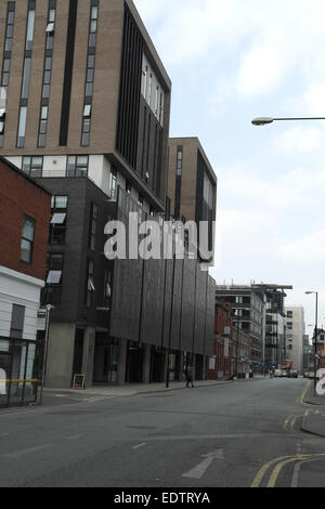 Schräge Porträt von Stevenson Platz, Hebel Street North, Hive Gebäude mit Sonnenschutz, Northern Quarter, Manchester, UK Stockfoto