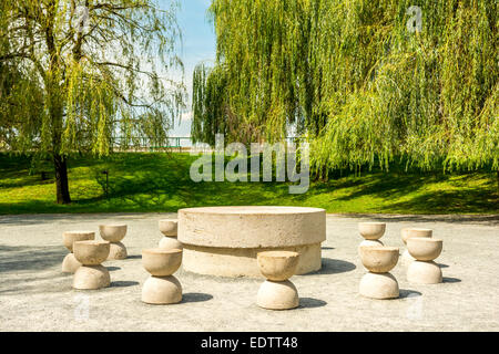 Der Tisch des Schweigens ist eine Steinskulptur von Constantin Brancusi in 1938 In Targu Jiu, Rumänien gemacht. Stockfoto