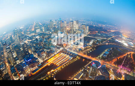 Blick auf die CBD in einer Stadt in der Dämmerung Stockfoto