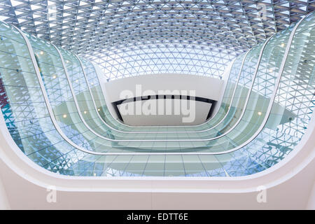 Blick von der Lobby eines modernen Gebäudes Stockfoto