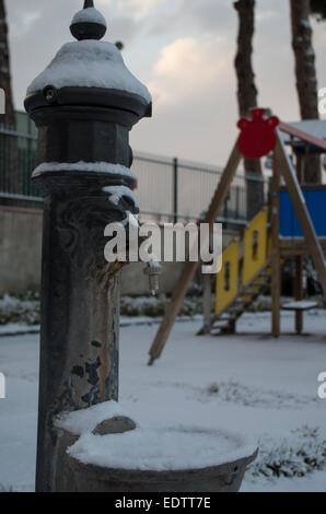 Brunnen mit Wasser Eis und Schnee in Torre Del Greco Park (Neapel - Italien) Stockfoto