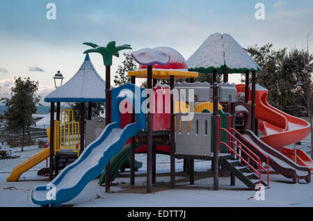 Beschneite Karussell in Naples park Stockfoto