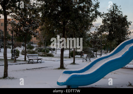 Beschneite Folie im Park in Torre Del Greco (Neapel) an einem bewölkten Vormittag Stockfoto