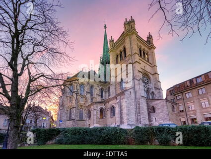 Rückseite der Kathedrale Saint-Pierre in Genf bei Sonnenuntergang, Schweiz Stockfoto