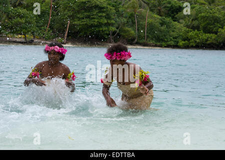 Republik von Vanuatu, Torres Inseln, Loh Insel. Besondere Leistung durch die einzigartige Wasser-Musik-Frauen aus Gaua. Frauen tanzen in Stockfoto