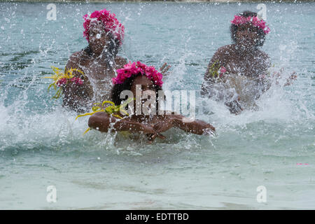 Republik von Vanuatu, Torres Inseln, Loh Insel. Besondere Leistung durch die einzigartige Wasser-Musik-Frauen aus Gaua. Stockfoto