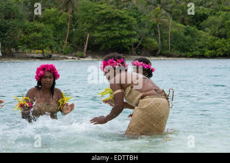 Republik von Vanuatu, Torres Inseln, Loh Insel. Besondere Leistung durch die einzigartige Wasser-Musik-Frauen aus Gaua. Stockfoto