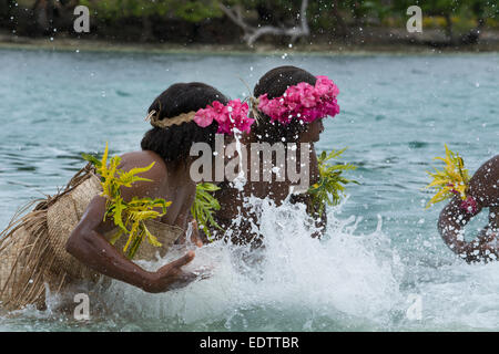 Republik von Vanuatu, Torres Inseln, Loh Insel. Besondere Leistung durch die einzigartige Wasser-Musik-Frauen aus Gaua. Stockfoto