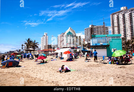 Viele unbekannte Menschen am North Beach in Durban, Südafrika Stockfoto