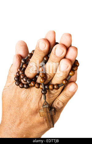 Hände des alten Alter Menschen waren gebunden durch Holz Rosenkranz auf weißem Hintergrund (isoliert) Stockfoto