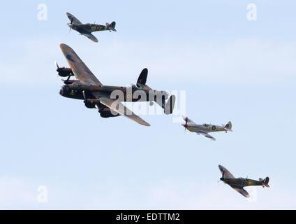 Schlacht des Großbritannien Denkmal Flug über Goodwood, West Sussex, bestehend aus einer AVRO Lancaster und 3 Spitfires Stockfoto