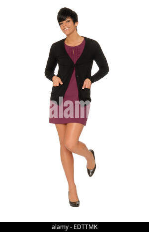Attraktive Frau in Burgund Kleid und schwarzen Pullover oder Jumper auf weißem Hintergrund. Stockfoto