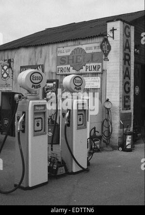 Esso Garage beim Goodwood Revival show in West Sussex Stockfoto