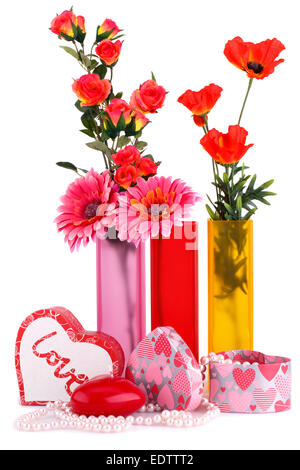 Blumen in Vasen, rotes Herz Kerze, Halsketten, Geschenk-Boxen, die isoliert auf weißem Hintergrund. Stockfoto