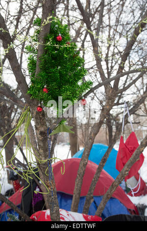 Detroit, Michigan/USA - 9. Januar 2015 - ein künstlicher Weihnachtsbaum schmückt eine Zeltstadt, die Obdachlosen in der Nähe von Downtown Detroit etabliert haben. Etwa 2,5 Prozent der Einwohner von Detroit sind obdachlos, wie auch Tausende von Häusern in der Stadt leer stehen. Bildnachweis: Jim West/Alamy Live-Nachrichten Stockfoto