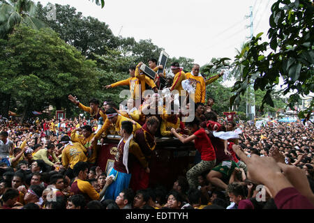 Anhänger versuchen, Handtücher in den Black Nazarene Wagen werfen. Etwa 2 Millionen Anhänger nahmen an der jährlichen Prozession des schwarzen Nazareners, dauern in der Regel 24 Stunden. Ein Anhänger ist tot, während des frühen Teils der Prozession durch Herzinfarkt, berichtet worden. © J Gerard Seguia/Pacific Press/Alamy Live-Nachrichten Stockfoto