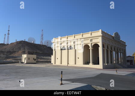 Öl-Museum, mit Jebel Al-Dukhan im Hintergrund, Königreich von Bahrain Stockfoto