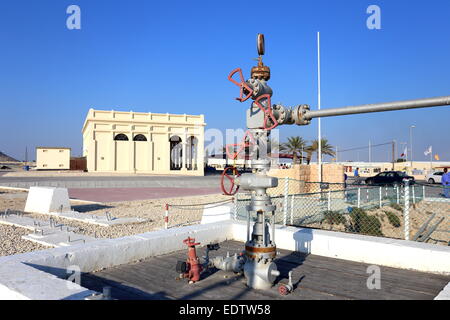 Ölquelle Nummer 1 im Vordergrund mit dem Öl-Museum im Hintergrund, Bahrain Stockfoto