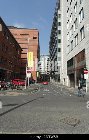 Blauer Himmel Porträt Water Street, mit Mann Kreuzung Straße von Gartside Straße nach Rive Gauche Apartments, Spinnigfields, Manchester Stockfoto