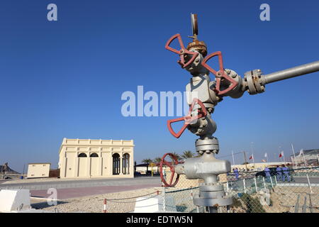 Ölquelle Nummer 1 im Vordergrund mit dem Öl-Museum im Hintergrund, Bahrain Stockfoto