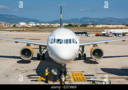 Blick auf die Vorderseite eines Thomas Cook Airbus A321 Flugzeug am Flughafen von Palma auf Mallorca Stockfoto