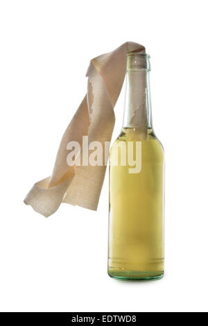 Glasflasche gefüllt mit Benzin, eine so genannte Molotov-Cocktail, isoliert auf weißem Hintergrund Stockfoto
