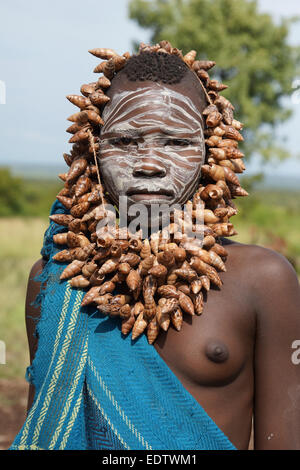 JINKA, Äthiopien - 21. November 2014: Young Mursi Mädchen mit traditionellen Malerei und Halskette in Jinka, Äthiopien. Afrika Stockfoto