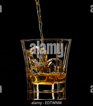 Isolierte Schuss Whisky mit Schuss auf schwarzem Hintergrund Stockfoto