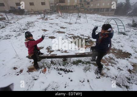 Nablus. 9. Januar 2015. Palästinensische Kinder spielen mit Schnee in der Westbank-Stadt Nablus, 9. Januar 2015. © Ayman Nobani/Xinhua/Alamy Live-Nachrichten Stockfoto