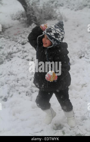 Nablus. 9. Januar 2015. Ein palästinensischer Jugendlicher spielt mit Schnee in der Westbank-Stadt Nablus, 9. Januar 2015. © Ayman Nobani/Xinhua/Alamy Live-Nachrichten Stockfoto