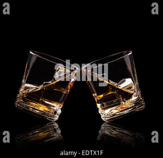 Vereinzelte Aufnahmen von Whiskeygläser auf schwarzem Hintergrund Stockfoto