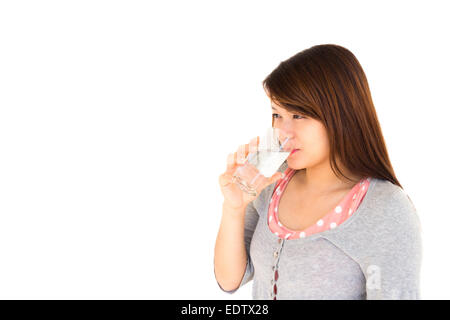 gesunde asiatische Frau ist Trinkwasser auf weißem Hintergrund Stockfoto