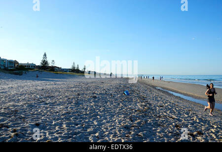 Am frühen Morgen Jogger und Menschen, die Ausübung auf schönen breiten Sandstrand mit ruhiger Ozean öffnen. Aufgenommen am 07:00 in Südaustralien Stockfoto