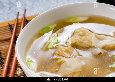 Asiatische Won Ton Knödelsuppe Stockfoto