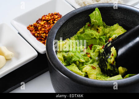 Gewürze und Zutaten für die Herstellung von Avocado Guacamole Stockfoto