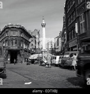 1950 s, historischen, einer gepflasterten Straße, Karren und Wagen außerhalb des berühmten Großhandel Billingsgate Fish Market landeinwärts in Thames Street, London. Stockfoto