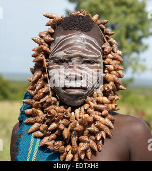 JINKA, Äthiopien - 21. November 2014: Young Mursi Mädchen mit traditionellen Malerei und Halskette in Jinka, Äthiopien. Afrika Stockfoto