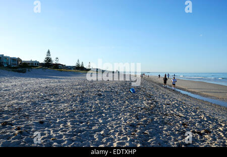 Am frühen Morgen Jogger und Menschen, die Ausübung auf schönen breiten Sandstrand mit ruhiger Ozean öffnen. Aufgenommen am 07:00 in Südaustralien Stockfoto