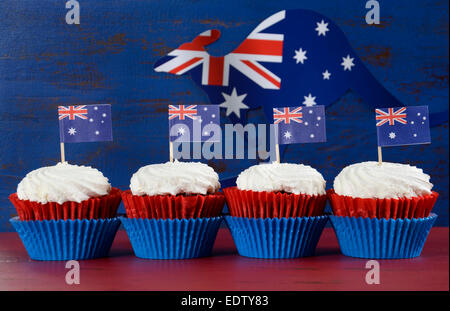 Glücklich Australia Day Januar 26 party Essen mit red Velvet Cupcakes mit Kangaroo Flagge Stockfoto