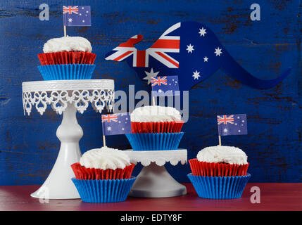 Glücklich Australia Day Januar 26 party Essen mit red Velvet Cupcakes mit Kangaroo Flagge Stockfoto