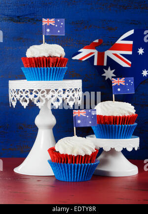 Glücklich Australia Day Januar 26 party Essen mit red Velvet Cupcakes mit Kangaroo Flagge Stockfoto