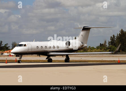 Moderne Business-Jet auf dem Boden abgestellt Stockfoto