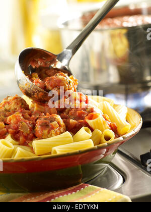 Türkei-Fleischbällchen mit rigatoni Stockfoto