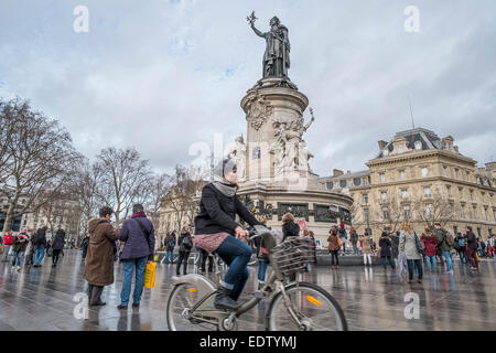 Ein Blick auf Plaza République, Paris, Frankreich, wo Menschen erinnert Terroranschläge. Stockfoto