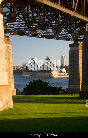 Sydney Opera House und Harbour gesehen durch Säulen der Harbour Bridge in Bradfield Park Sydney NSW, Australien Stockfoto
