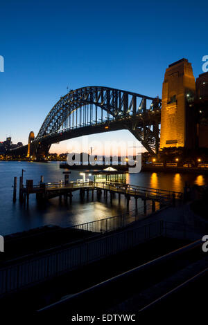 Sydney Harbour Bridge bei Nacht Dämmerung Twilight Sonnenuntergang von Kirribilli mit Ferry Wharf Steg im Vordergrund Sydney New South Wales Stockfoto