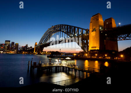 Sydney Harbour Bridge bei Nacht Dämmerung von Kirribilli mit Ferry Wharf Steg im Vordergrund Sydney New South Wales NSW Australia Stockfoto