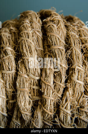 Fest gesponnenen Garn und geflochtenen Seilen bilden eine dekorative Kugel Stockfoto