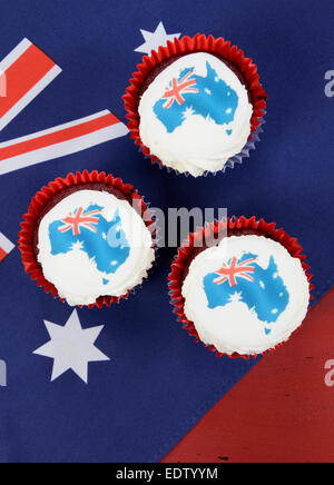 Glücklich Australia Day Januar 26 party Essen mit red Velvet Cupcakes und Australian Karten Reispapier Topper Stockfoto