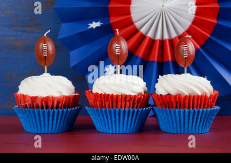 Rot, weiß und blau Thema Cupcakes mit Fußball-Topper für Super Bowl Sunday Party oder Collage-Fußball-Finale und Playoffs. Stockfoto